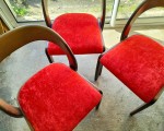 3 chaises rouges